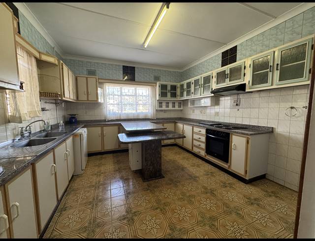 5 BEDROOM FREEHOLD FOR SALE IN HOWICK WEST
